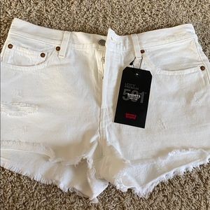 White destressed Levi jean shorts 501
